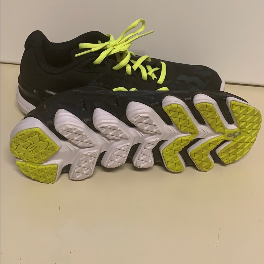 Under Armour Shoes size 5.5Y New - Picture 2 of 5